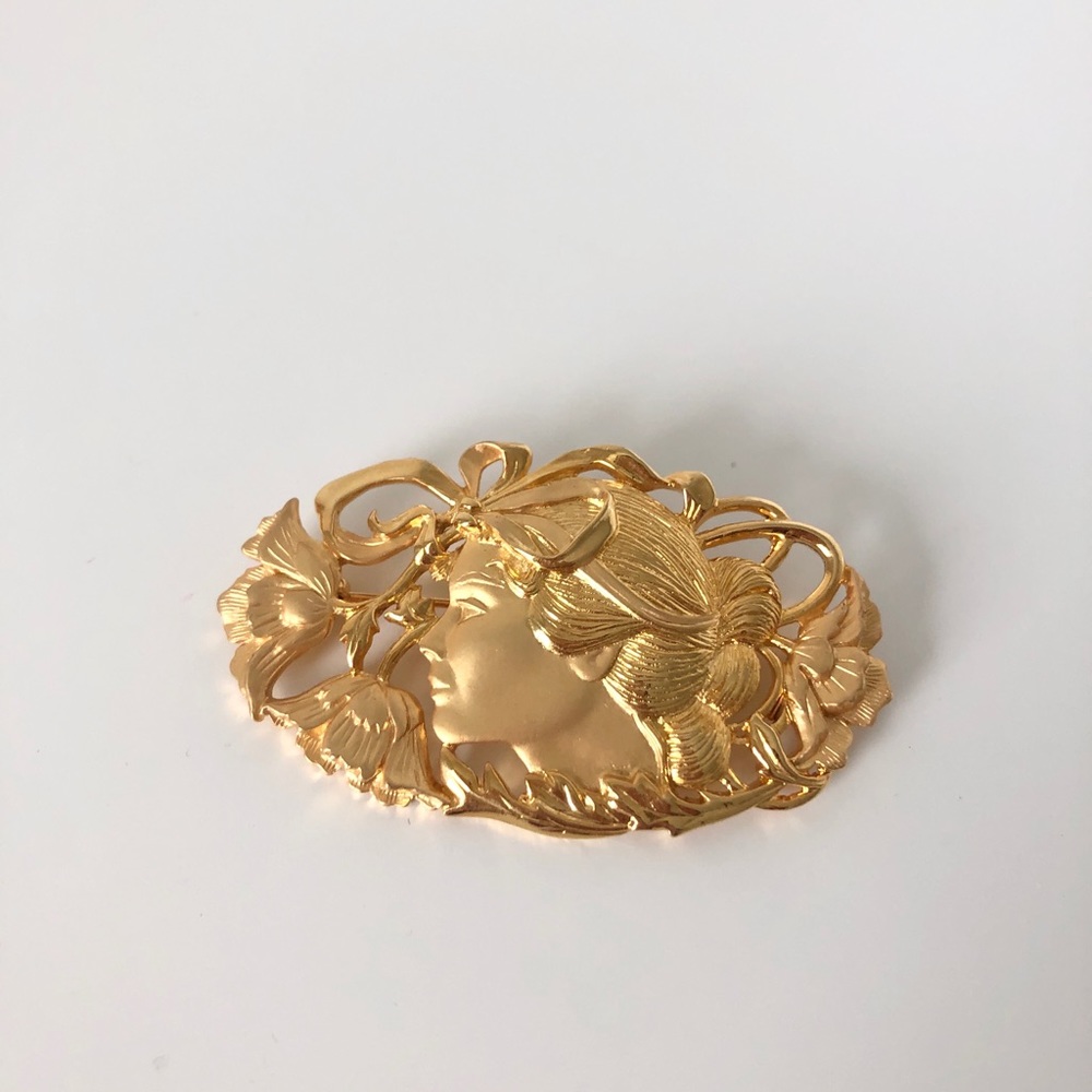 Venus Goddess Gold Brooch